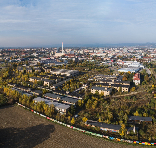 Jaký byl příběh zchátralých kasáren na Velkomoravské?