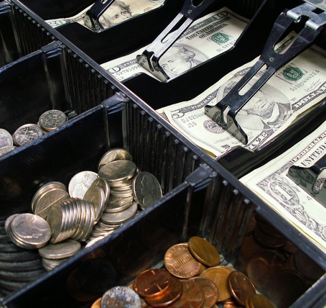 Hloupá chyba. Mladá prodavačka posílala tržbu rovnou na svůj účet