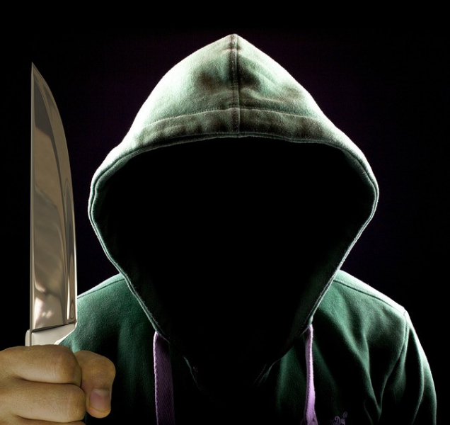 Vzal nůž na otce i matku. Pachateli hrozí výjimečný trest