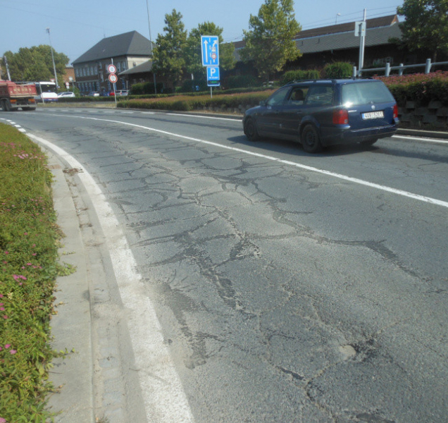 U nádraží a RCO se bude opravovat popraskaný asfalt