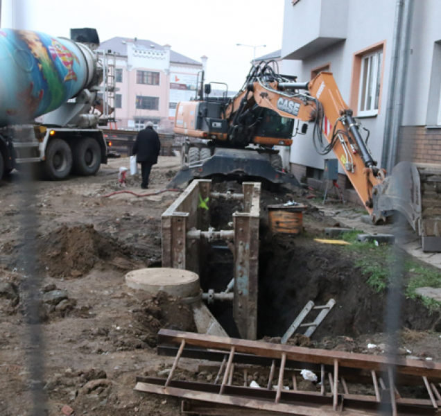 Práce u Bristolu: Rypadla se zakousla do země a lidem už praskají byty