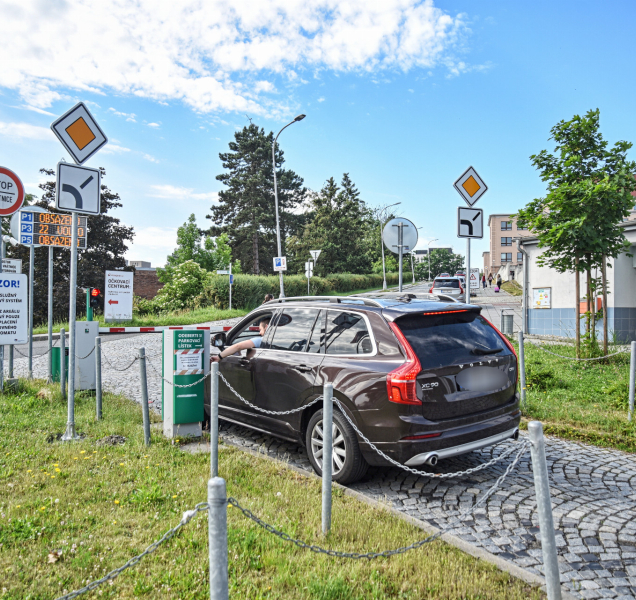 Fakultní nemocnice rozšíří vjezd, přibude brána i parkovací stání