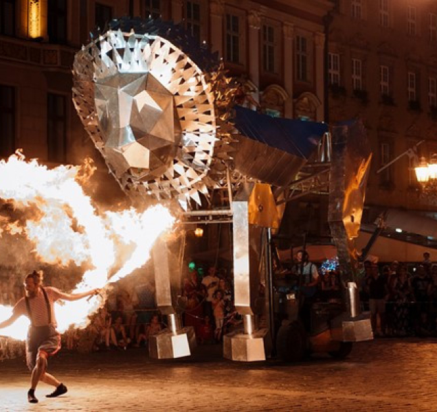 Šestimetrová loutka lva se projde již tuto sobotu v parku!