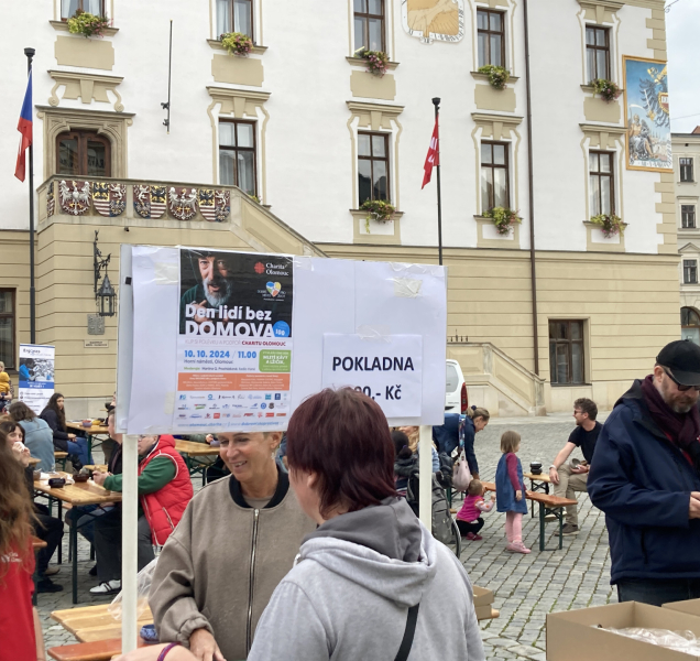 Na náměstí se nalévaly polévky pro lidi bez domova