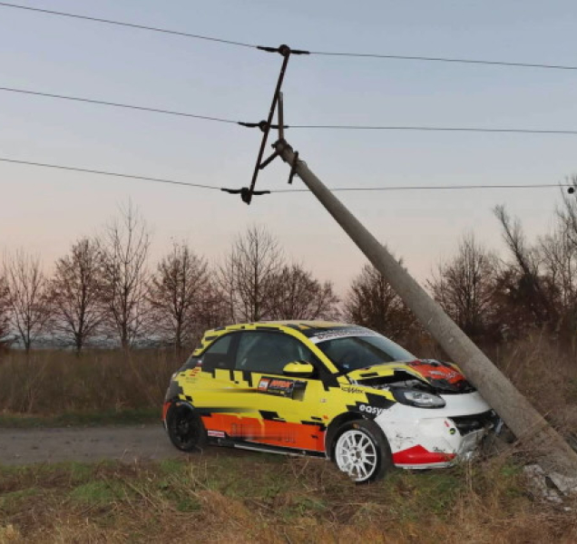 Řidič rally vozu zboural sloup vysokého napětí