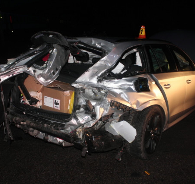 Lokomotiva na přejezdu zdemolovala a odhodila auto