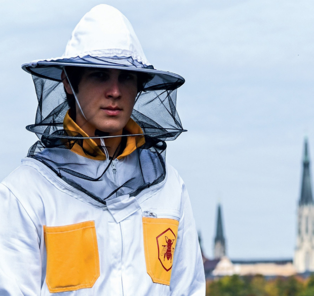 Včely z naší střechy létají až do parku