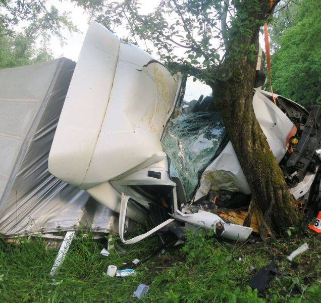 Unavený řidič havaroval a zničil dodávku