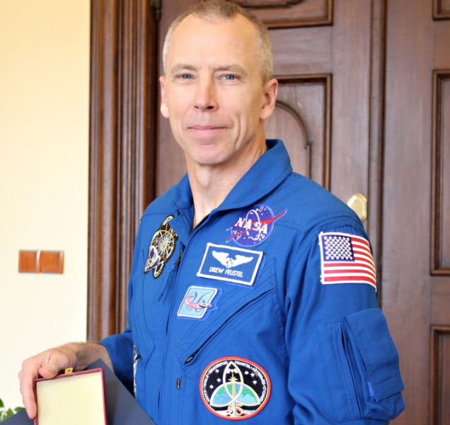 Astronaut Feustel na UP: medaile, besedy a plyšový kosmonaut