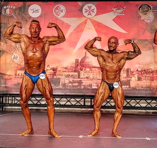 Kulturista Patrik Šerý obhájil zlato na Maltě