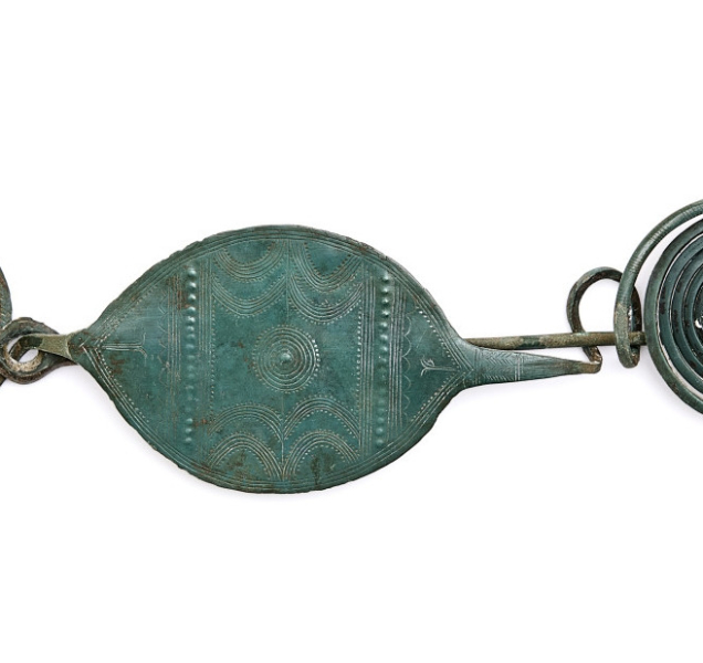 Amatérský hledač objevil vzácnou bronzovou sponu