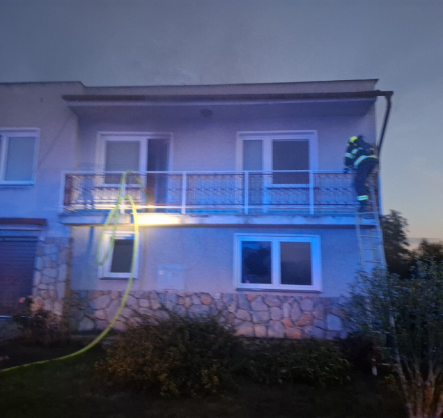 Hořel rodinný dům ve Štarnově. Hasiči zachránili dva lidi