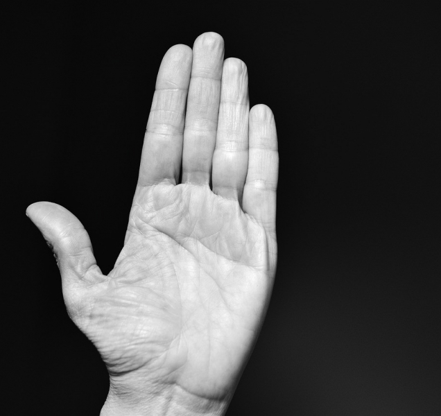 Muž dal facku barmance