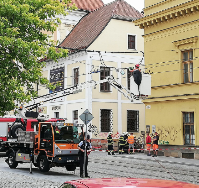 Nehoda u Muzea: Škoda na rozvodné skříni je za čtvrt milionu