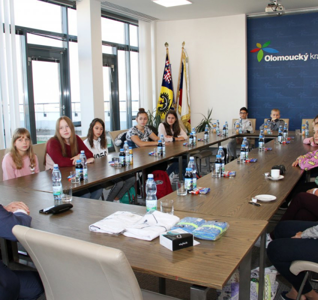 Místa radních v pondělí obsadili školáci