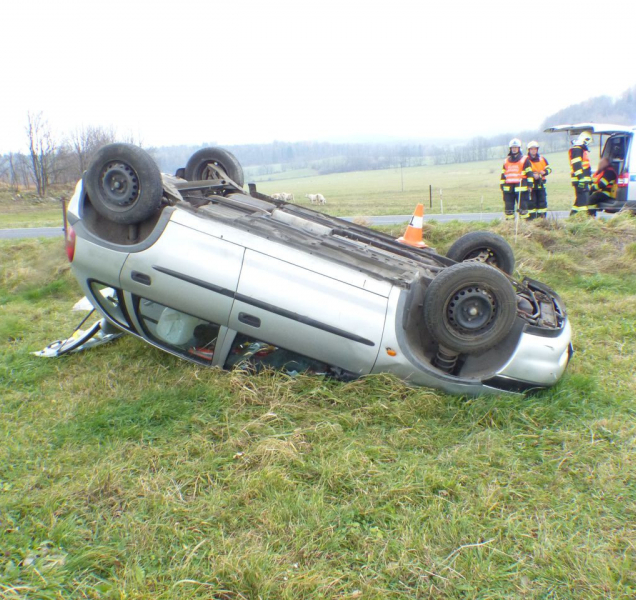 Řidiče během cesty mezi Žulovou a Vápennou zradila únava