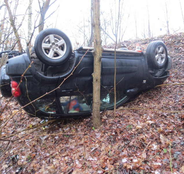 Mezi Hrabenovem a Šumperkem skončilo auto na střeše