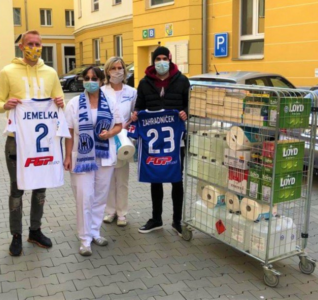 Fotbalisté obdarovali ústav v Pasece