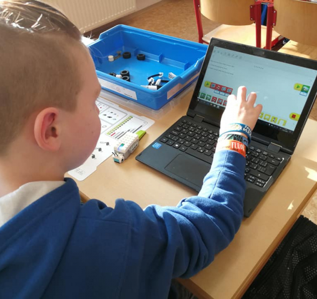 ZŠ Nedvědova vyučuje online