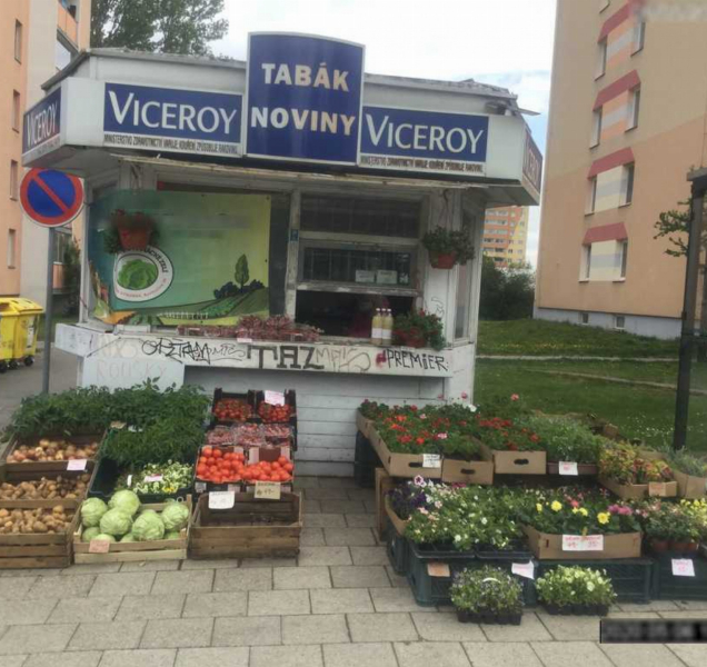 Kdo mohl za nelegálně rozmístěnou zeleninu u trafiky?