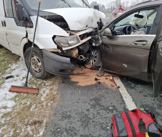 U Nové Dědiny se střetla dodávka s osobním autem