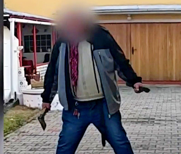 Na policisty se sekerou a nožem! Agresora zneškodnili taserem