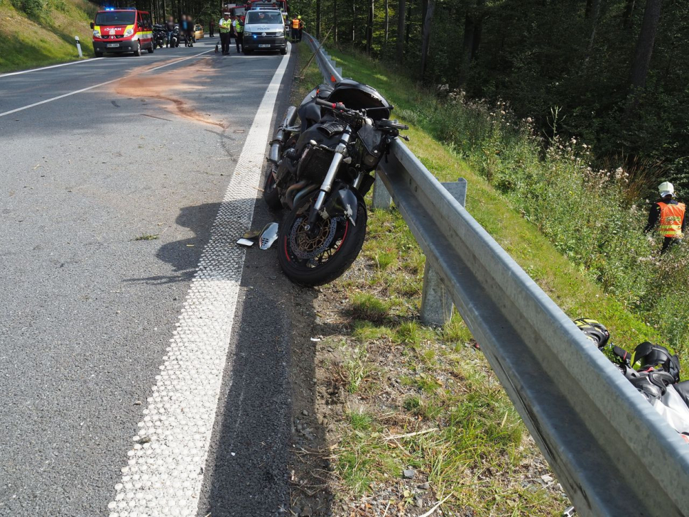 Motorkář boural na Červenohorském sedle