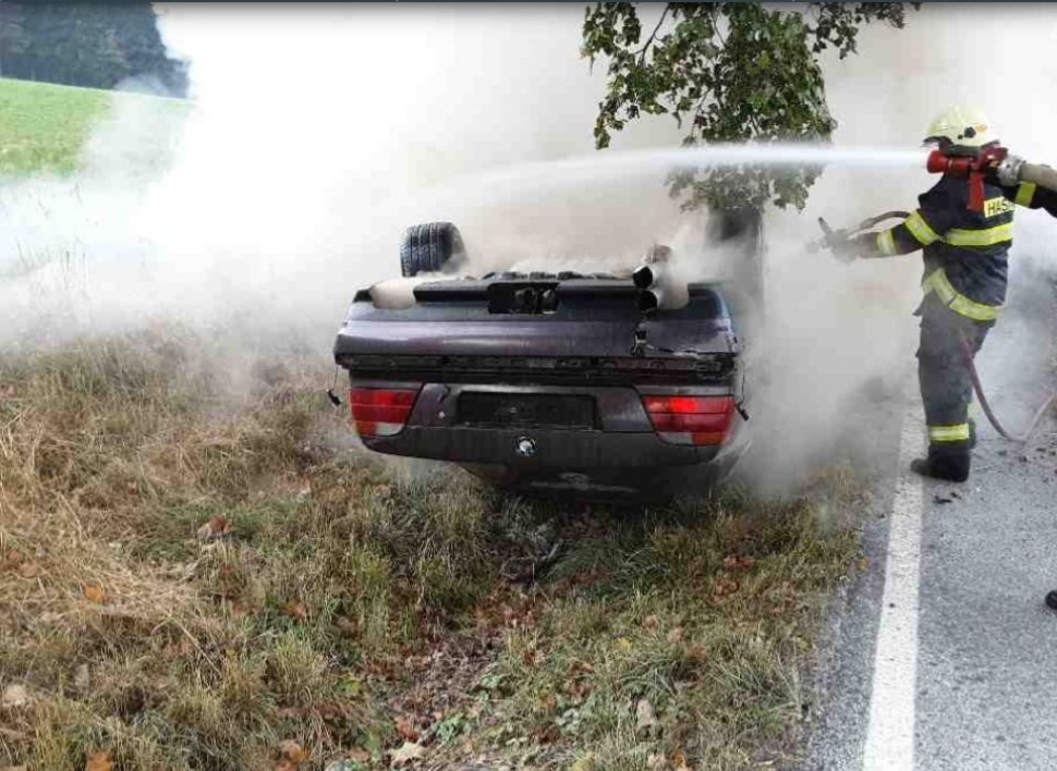 U Šubířova hoří auto převrácené na střechu, zasahují hasiči