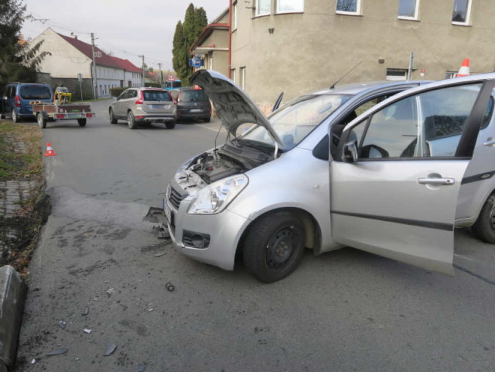 Senior nezvládl řízení a boural