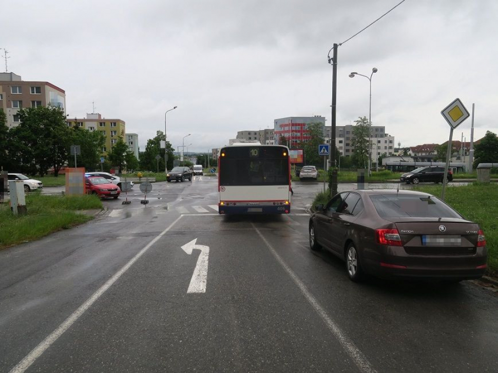 Po střetu auta s busem skončila seniorka v nemocnici