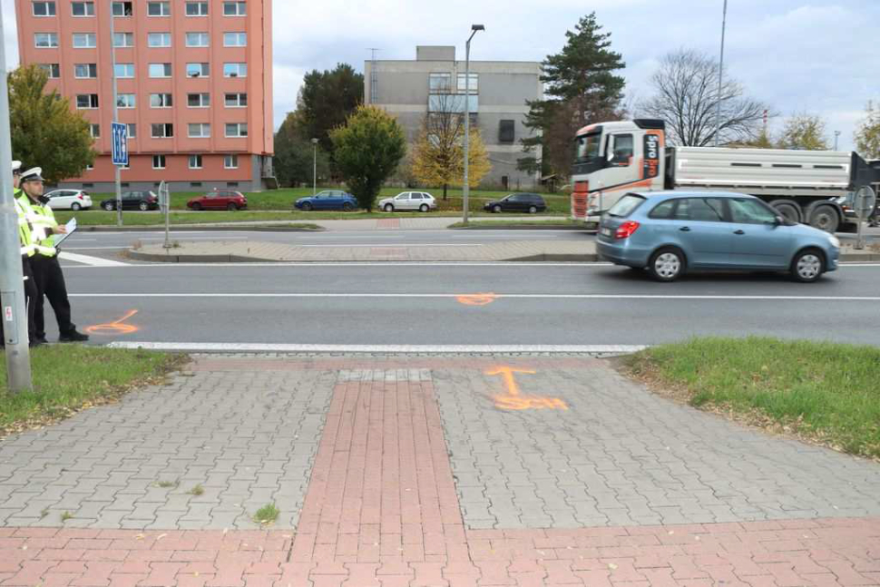 Jedno auto dávalo ženě přednost, druhé ji srazilo a zabilo