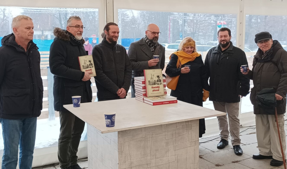 Křest knihy o zločinech se odehrál na místě skutečného zločinu