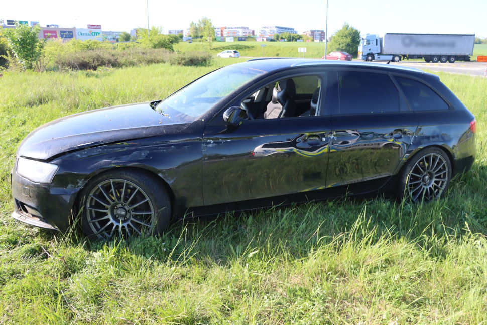Zakletý kruháč u Globusu. Další motorista skončil mezi kytkami