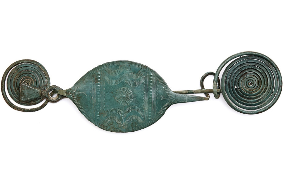 Amatérský hledač objevil vzácnou bronzovou sponu