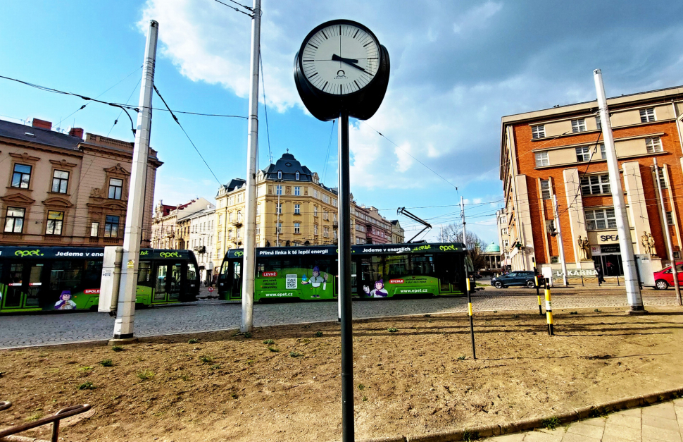 Hodiny opět měří čas na náměstí Hrdinů