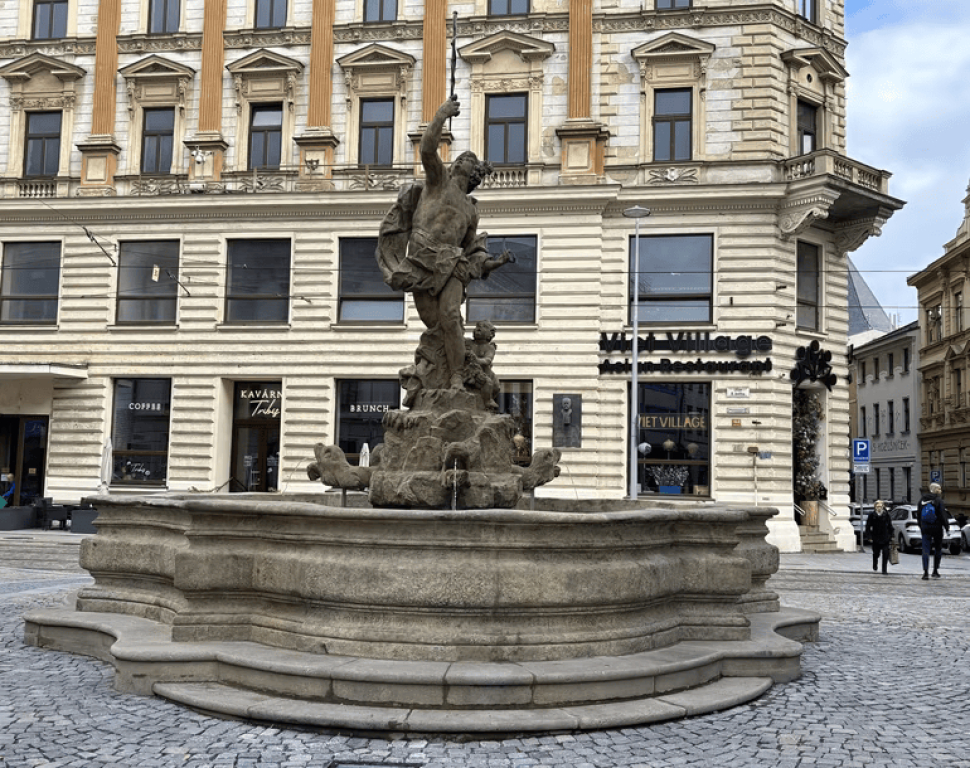 Merkurova kašna dostala olověnou vanu