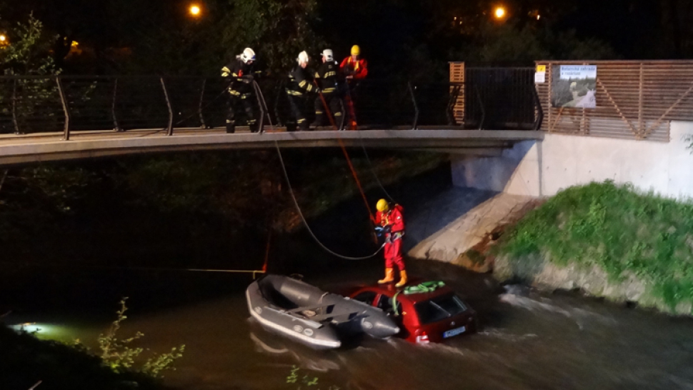 Řidička se s autem ocitla v Mlýnském potoce. Hasiči vůz vyprošťovali až do půlnoci